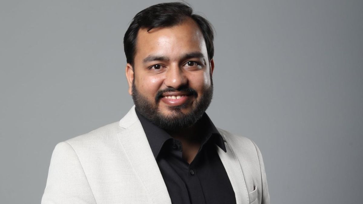 कभी ट्यूशन पढ़ाकर चलाते थे खर्च, कोविड में बदल गई जिंदगी, ऐसे पड़ी फिजिक्स वाला की नींव कभी ट्यूशन पढ़ाकर चलाते थे खर्च, कोविड में बदल गई जिंदगी, ऐसे पड़ी फिजिक्स वाला की नींव