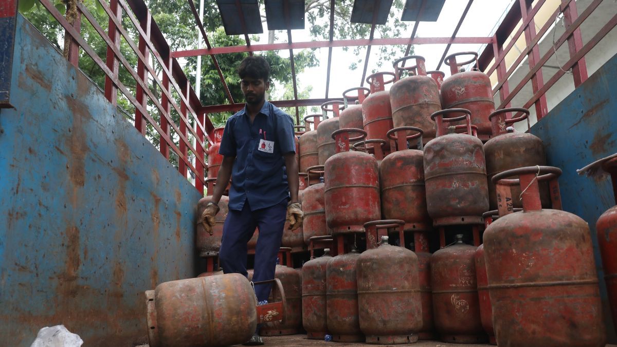 LPG सिलेंडर के दाम में बढ़ोतरी, जानिए नई कीमत LPG सिलेंडर के दाम में बढ़ोतरी, जानिए नई कीमत