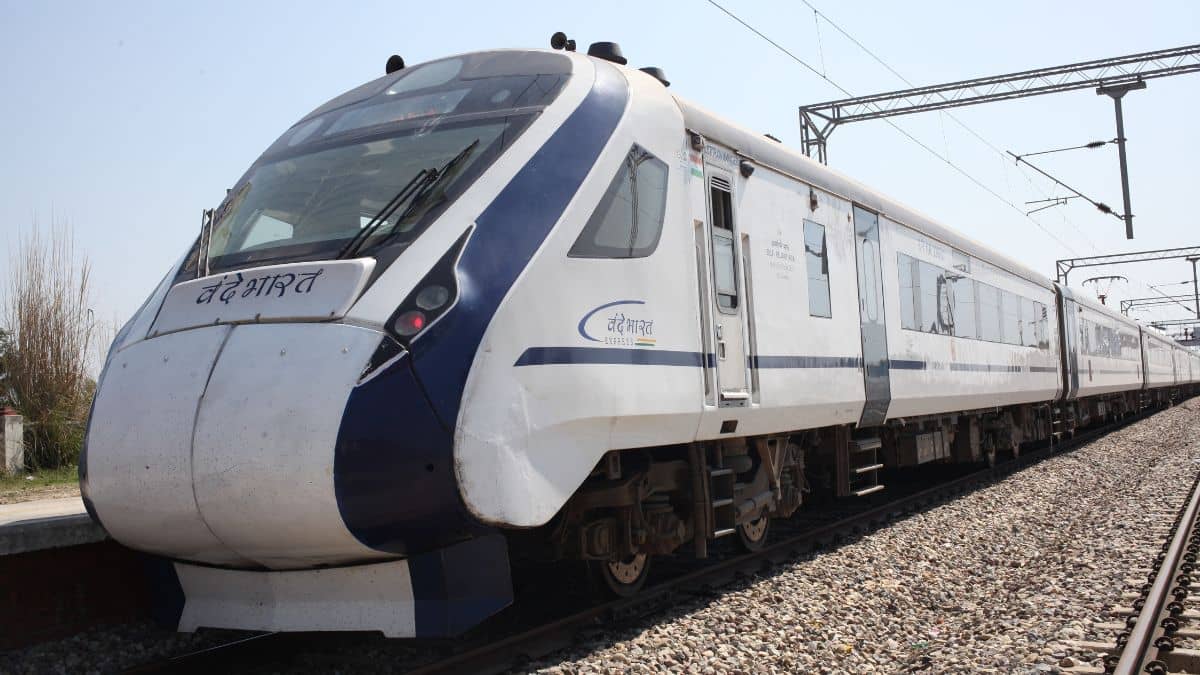 जल्द ही मिलेगी 250 किलोमीटर प्रति घंटे की रफ्तार से चलने वाली ट्रेन की सौगात, जोर-शोर से जुटा रेल मंत्रालय जल्द ही मिलेगी 250 किलोमीटर प्रति घंटे की रफ्तार से चलने वाली ट्रेन की सौगात, जोर-शोर से जुटा रेल मंत्रालय