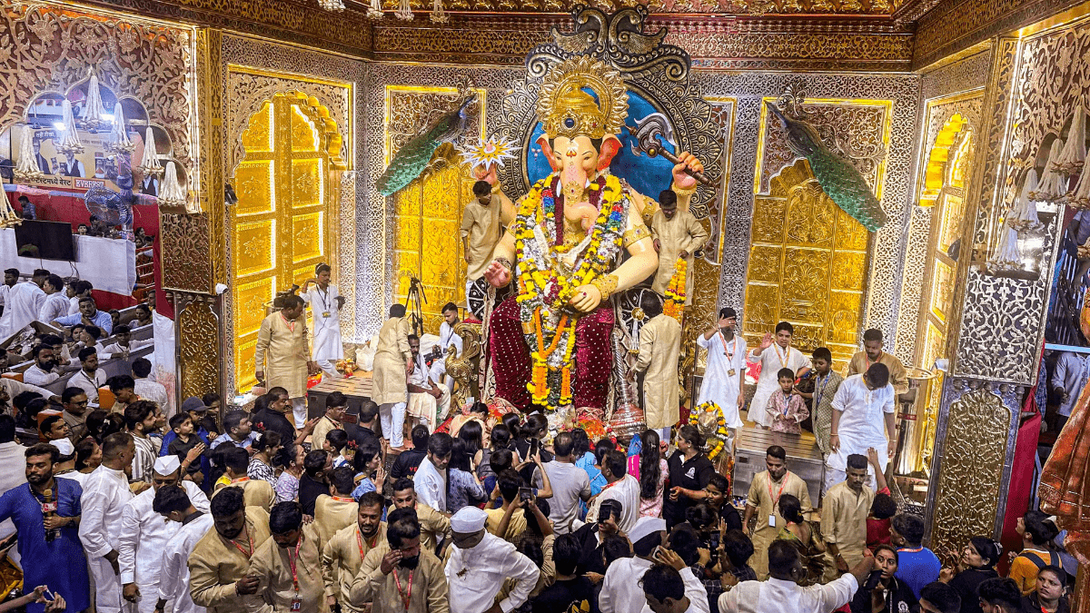 अंबानी परिवार ने बैठाया ‘एंटीलिया चा राजा’, आरआईएल कर्मचारियों के साथ की आरती अंबानी परिवार ने बैठाया ‘एंटीलिया चा राजा’, आरआईएल कर्मचारियों के साथ की आरती