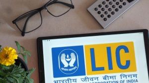 LIC अप्रैल तक खरीद लेगी हेल्‍थ इंश्‍योरेंस कंपनी, जीवन बीमा के साथ स्‍वास्‍थ्‍य बीमा बेचने का है प्‍लान