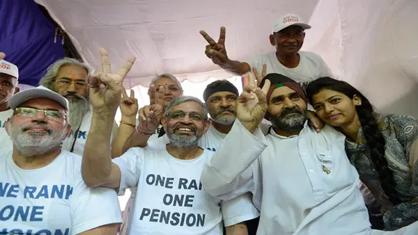 देश की सेवा कर चुके जांबाज अफसरों के लिए सरकार ने खोला खजाना, OROP के तहत पेंशन में बड़ा इजाफा देश की सेवा कर चुके जांबाज अफसरों के लिए सरकार ने खोला खजाना, OROP के तहत पेंशन में बड़ा इजाफा