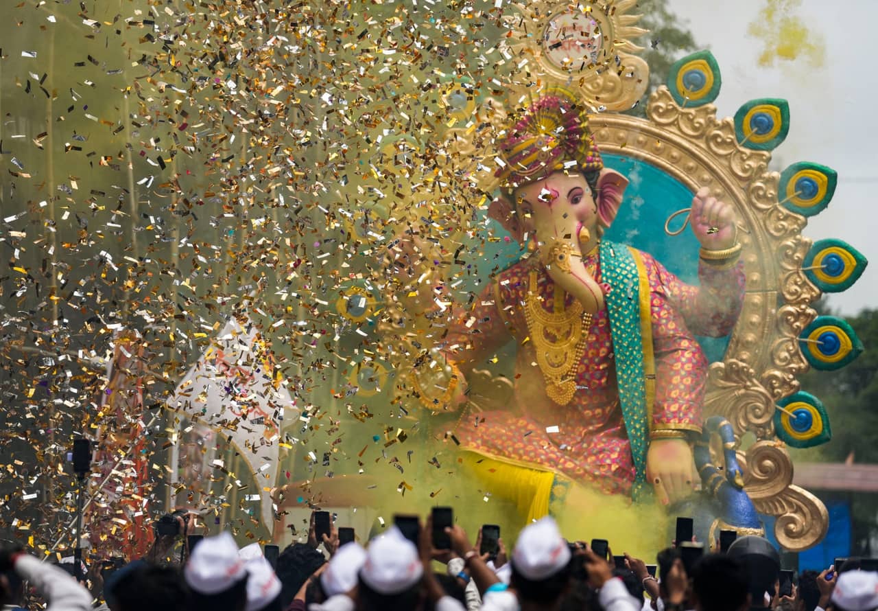 इतना खर्च होगा गणेश चतुर्थी मनाने में… 400 करोड़ रुपये का बीमा, 66 किलो सोने के गहने इतना खर्च होगा गणेश चतुर्थी मनाने में… 400 करोड़ रुपये का बीमा, 66 किलो सोने के गहने