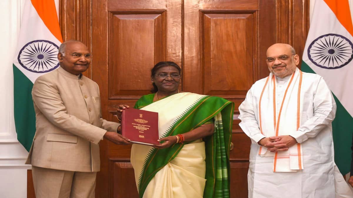 एक देश एक चुनाव पर संसद के शीतकालीन सत्र में पेश होगा बिल, कोविंद समिति की रिपोर्ट को कैबिनेट में मंजूरी एक देश एक चुनाव पर संसद के शीतकालीन सत्र में पेश होगा बिल, कोविंद समिति की रिपोर्ट को कैबिनेट में मंजूरी