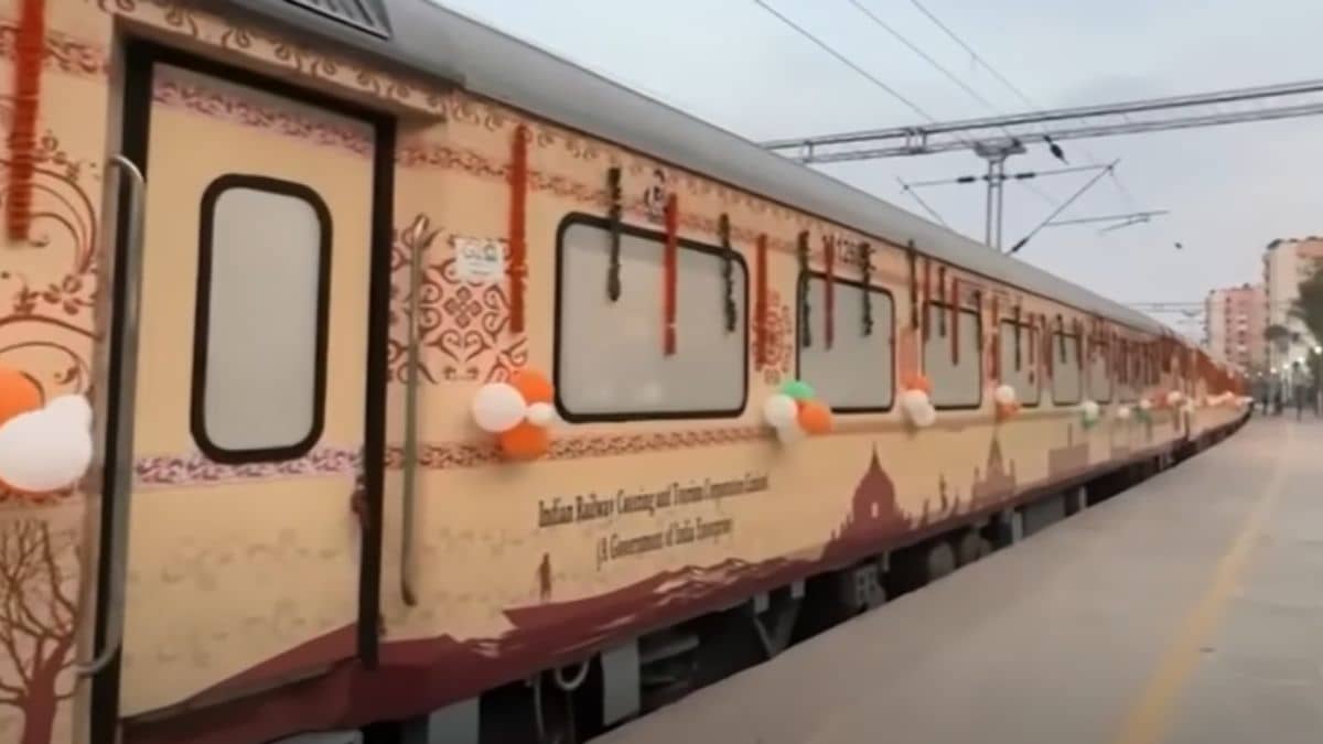 PALACE ON WHEEL : हवाई जहाज के बिजनेस क्लास से भी महंगा है इस ट्रेन का टिकट, महीनों पहले होती है बुकिंग, जानें क्यों रेल के सफर पर लाखों लुटा रहे लोग PALACE ON WHEEL : हवाई जहाज के बिजनेस क्लास से भी महंगा है इस ट्रेन का टिकट, महीनों पहले होती है बुकिंग, जानें क्यों रेल के सफर पर लाखों लुटा रहे लोग