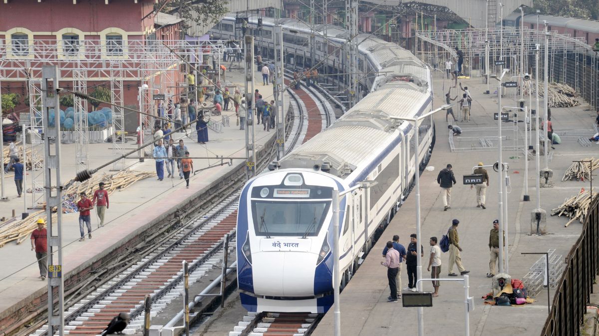ये है सबसे लंबी वंदे भारत, केवल इतने घंटे में पूरा हो जाएगा 1000 किमी का सफर ये है सबसे लंबी वंदे भारत, केवल इतने घंटे में पूरा हो जाएगा 1000 किमी का सफर