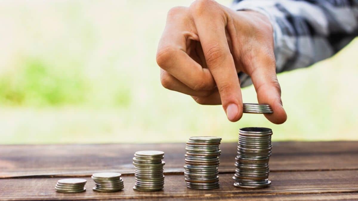 FD पर 9 फीसदी ब्याज दे रहा है यह बैंक, जानें ICICI, HDFC और Axis Bank की कितनी हैं दरें FD पर 9 फीसदी ब्याज दे रहा है यह बैंक, जानें ICICI, HDFC और Axis Bank की कितनी हैं दरें