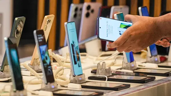 भारत में 99% मोबाइल ‘मेड इन इंडिया’, हर साल कितने फोन का होता है प्रोडक्शन? भारत में 99% मोबाइल ‘मेड इन इंडिया’, हर साल कितने फोन का होता है प्रोडक्शन?