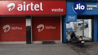 Airtel से Singtel का 1 अरब डॉलर का एग्जिट – निवेशकों के लिए अलर्ट सिग्नल?
