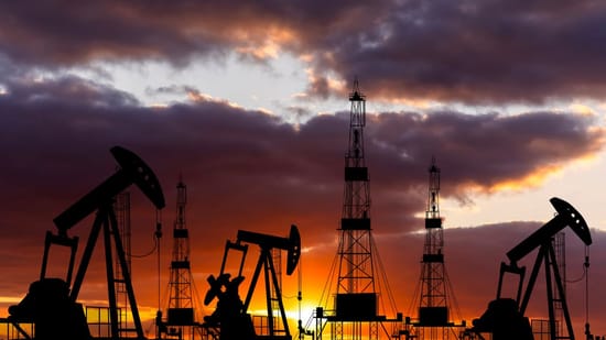 Brent Crude above $120: कच्चे तेल में उछाल से गिरे तेल मार्केटिंग कंपनियों के शेयर खरीदें या रुकें?