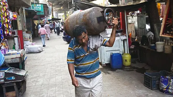 महंगाई के मोर्चे पर लोगों को झटका, आज से महंगा हो गया रसोई गैस सिलेंडर महंगाई के मोर्चे पर लोगों को झटका, आज से महंगा हो गया रसोई गैस सिलेंडर