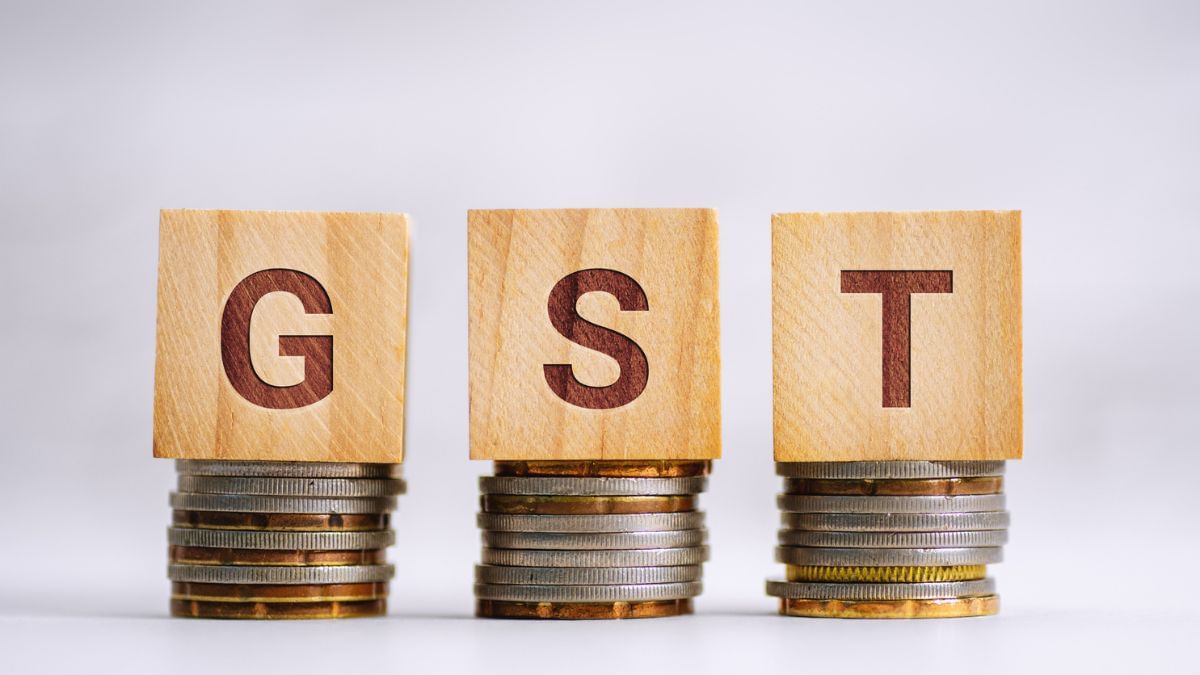 पीने के पानी पर नहीं देना होगा GST, घड़ियां और जूतों पर लगेगा भारी टैक्स? पीने के पानी पर नहीं देना होगा GST, घड़ियां और जूतों पर लगेगा भारी टैक्स?