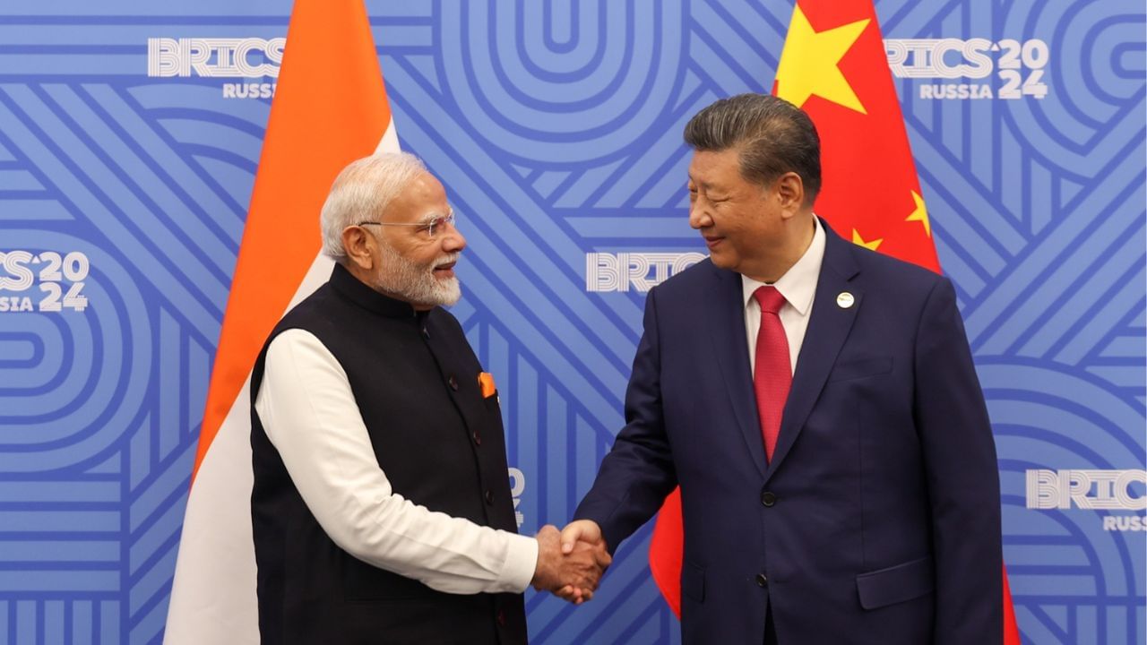 पीएम नरेंद्र मोदी ने शी जिनपिंग से की मुलाकात, सीमा समझौते का किया स्वागत, शांति को बताया प्राथमिकता पीएम नरेंद्र मोदी ने शी जिनपिंग से की मुलाकात, सीमा समझौते का किया स्वागत, शांति को बताया प्राथमिकता