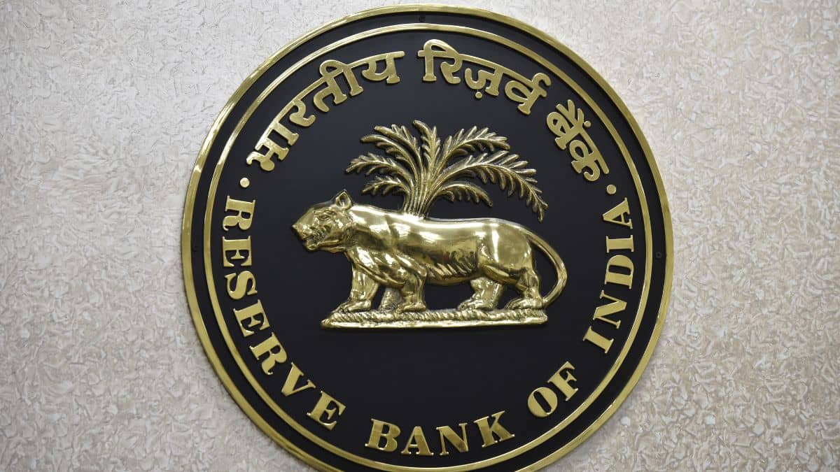 RBI को बम से उड़ाने की धमकी, रूसी भाषा में आया E-Mail, जांच में जुटी पुलिस RBI को बम से उड़ाने की धमकी, रूसी भाषा में आया E-Mail, जांच में जुटी पुलिस