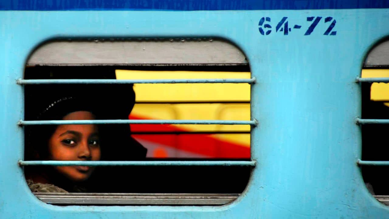 ट्रेन के शौचालय में नहीं था पानी, अब रेलवे को देना होगा 30,000 रुपये का हर्जाना ट्रेन के शौचालय में नहीं था पानी, अब रेलवे को देना होगा 30,000 रुपये का हर्जाना