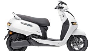 टीवीएस के iQube e-scooters पर मिल रही है बंपर छूट, जानें कितनी है कीमत