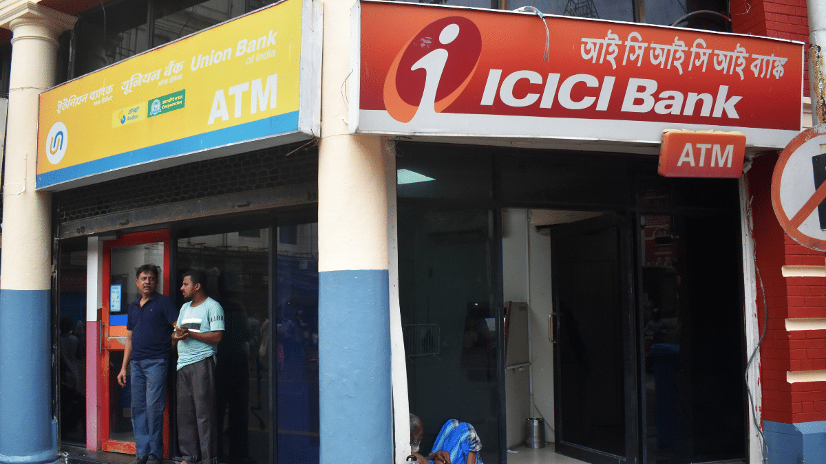 Bank Holidays: अक्टूबर में 15 दिन बैंक रहेंगे बंद, जानें आपके शहर में किन तारीखों को है छुट्टी Bank Holidays: अक्टूबर में 15 दिन बैंक रहेंगे बंद, जानें आपके शहर में किन तारीखों को है छुट्टी