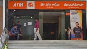Bank of Baroda ने ग्राहकों को दिया तोहफा, लोन ब्याज दरों में की बड़ी कटौती, जानें क्या है नया रेट Bank of Baroda ने ग्राहकों को दिया तोहफा, लोन ब्याज दरों में की बड़ी कटौती, जानें क्या है नया रेट