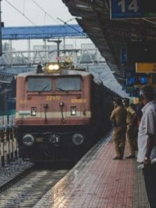 रेलवे स्टेशन और ट्रेनों के वो 8 राज, जिन्हें देखकर भी अनजान रहते हैं आप
