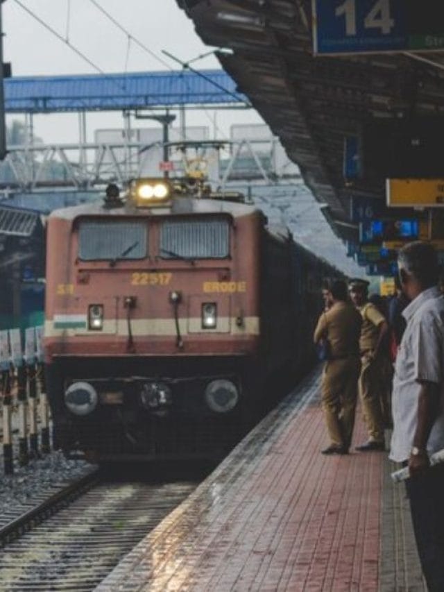 रेलवे स्टेशन और ट्रेनों के वो 8 राज, जिन्हें देखकर भी अनजान रहते हैं आप