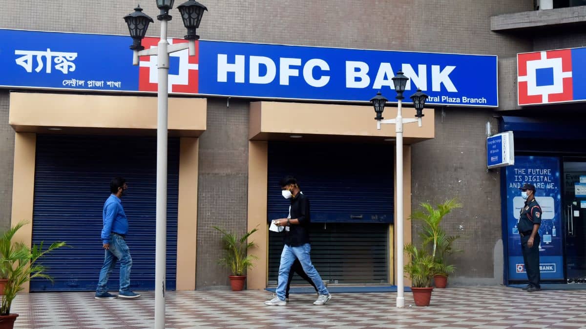 25% टूटे HDFC Bank के शेयर, मजबूत फंडामेंटल के बावजूद क्यों टूटा स्टॉक; गिरावट में छिपा मौका या बढ़ता जोखिम 25% टूटे HDFC Bank के शेयर, मजबूत फंडामेंटल के बावजूद क्यों टूटा स्टॉक; गिरावट में छिपा मौका या बढ़ता जोखिम