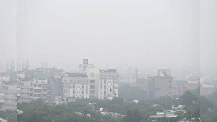 Delhi Pollution: दिल्ली में GRAP-3 लागू, बसों और कंस्ट्रक्शन वर्क पर लगा प्रतिबंध