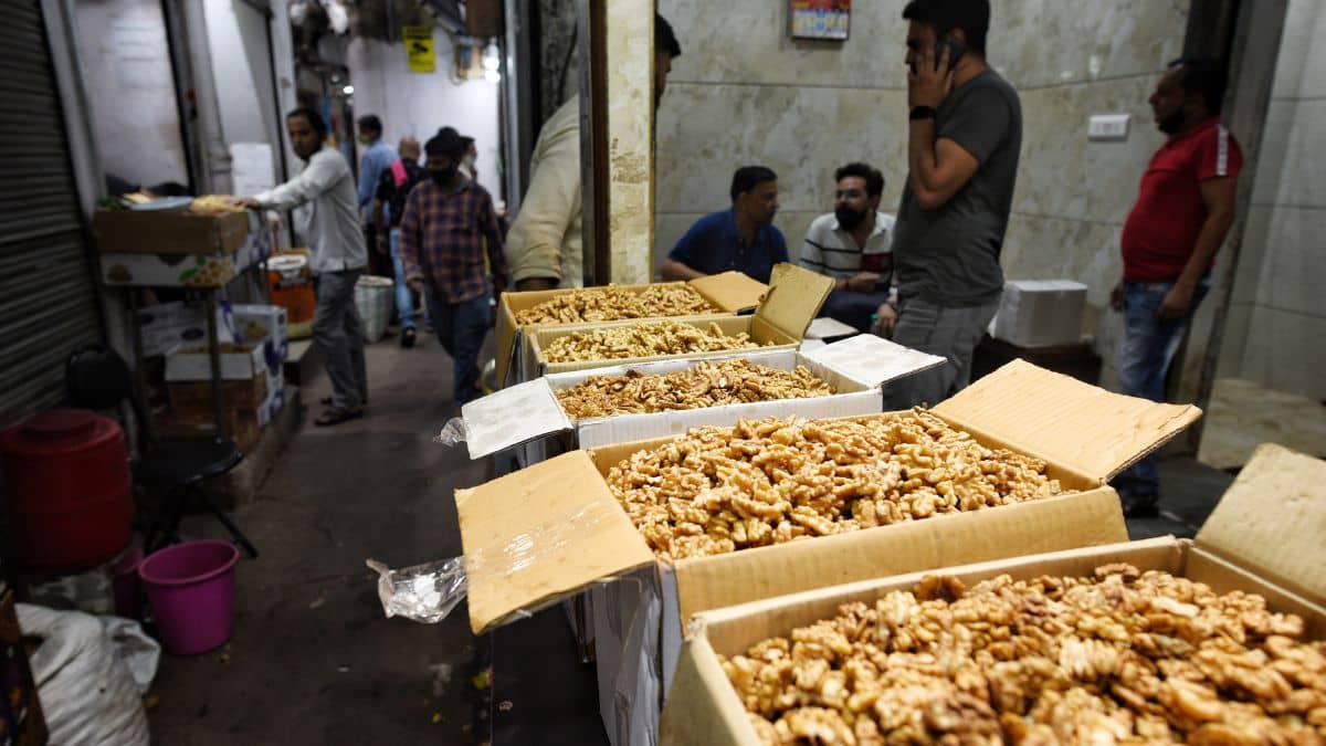 ये है भारत का सबसे बड़ा ड्राई फ्रूट मार्केट, 6000 दुकानें, जानें कितने में मिलते हैं अखरोट- बादाम-पिस्ता ये है भारत का सबसे बड़ा ड्राई फ्रूट मार्केट, 6000 दुकानें, जानें कितने में मिलते हैं अखरोट- बादाम-पिस्ता