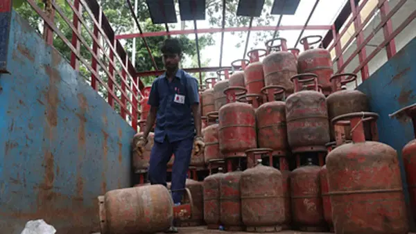 LPG e-KYC की डेडलाइन बढ़ी, लेकिन सर्वर क्रैश और ऐप की समस्याओं से जूझ रहे ग्राहक; डीलरशिप पर लग रही लंबी लाइन LPG e-KYC की डेडलाइन बढ़ी, लेकिन सर्वर क्रैश और ऐप की समस्याओं से जूझ रहे ग्राहक; डीलरशिप पर लग रही लंबी लाइन