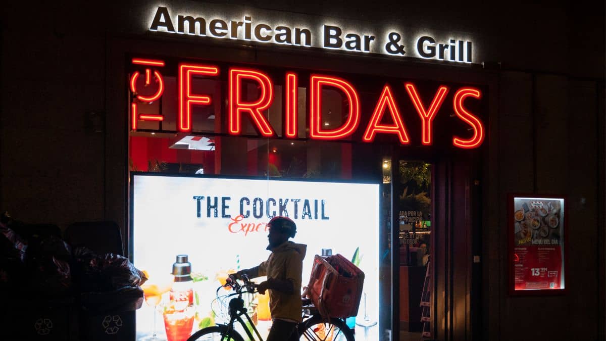 महंगाई के तूफान में फंसा फेमस रेस्टोरेंट चेन TGI Fridays, दिवालिया के लिए किया आवेदन महंगाई के तूफान में फंसा फेमस रेस्टोरेंट चेन TGI Fridays, दिवालिया के लिए किया आवेदन