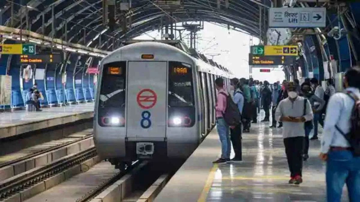 दिल्ली मेट्रो ने 12 स्टेशनों पर शुरू की बाइक टैक्सी सेवा, जानें कितना है किराया दिल्ली मेट्रो ने 12 स्टेशनों पर शुरू की बाइक टैक्सी सेवा, जानें कितना है किराया