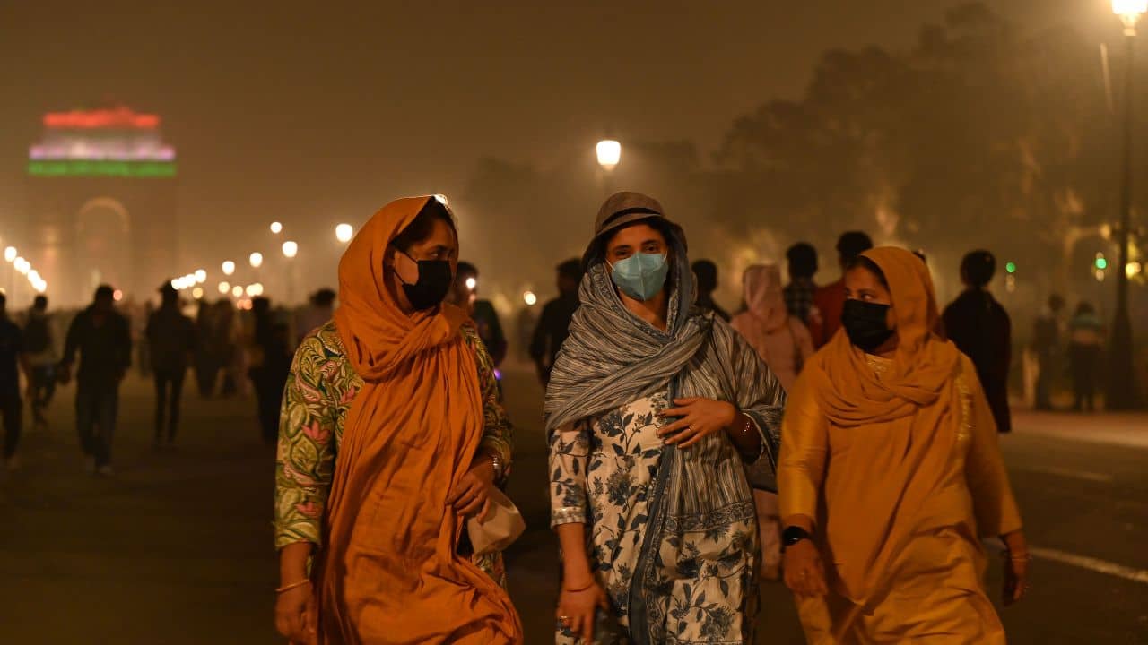 दिल्ली फिर सांस ले रही जैसे कोई स्मोकर! राजधानी की हवा ‘खराब’ कैटगरी के करीब, सर्दी से पहले बढ़ा प्रदूषण लेवल दिल्ली फिर सांस ले रही जैसे कोई स्मोकर! राजधानी की हवा ‘खराब’ कैटगरी के करीब, सर्दी से पहले बढ़ा प्रदूषण लेवल