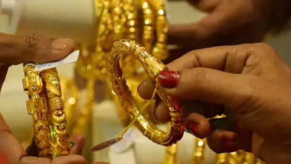 70-80 छोड़िए, सोना आएगा 64,000 रुपये के भाव!, जानें कब गिरेंगी कीमतें 70-80 छोड़िए, सोना आएगा 64,000 रुपये के भाव!, जानें कब गिरेंगी कीमतें