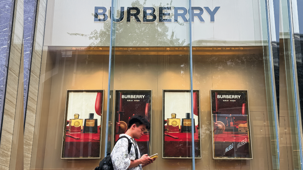 ब्रिटेन का लग्जरी ब्रांड Burberry हर साल क्यों जला देता है अपने ही बनाए कपड़े?