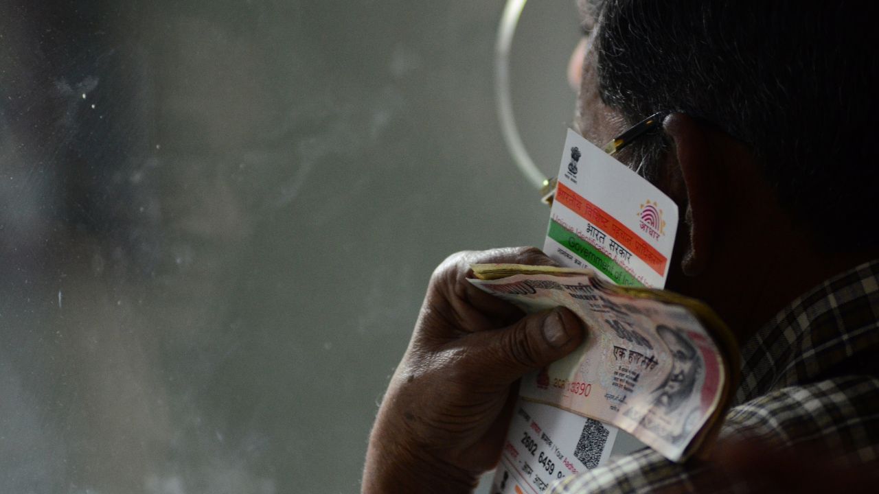 ATM से भी चमकदार है यह आधार कार्ड, पानी में गलने की नहीं होगी चिंता, ऐसे करें अप्लाई ATM से भी चमकदार है यह आधार कार्ड, पानी में गलने की नहीं होगी चिंता, ऐसे करें अप्लाई