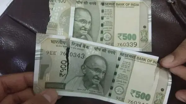 ATM से फटे-कटे नोट निकले तो क्या करें? जानें कहां से होगी नोटों की बदली और क्या है RBI के नियम ATM से फटे-कटे नोट निकले तो क्या करें? जानें कहां से होगी नोटों की बदली और क्या है RBI के नियम