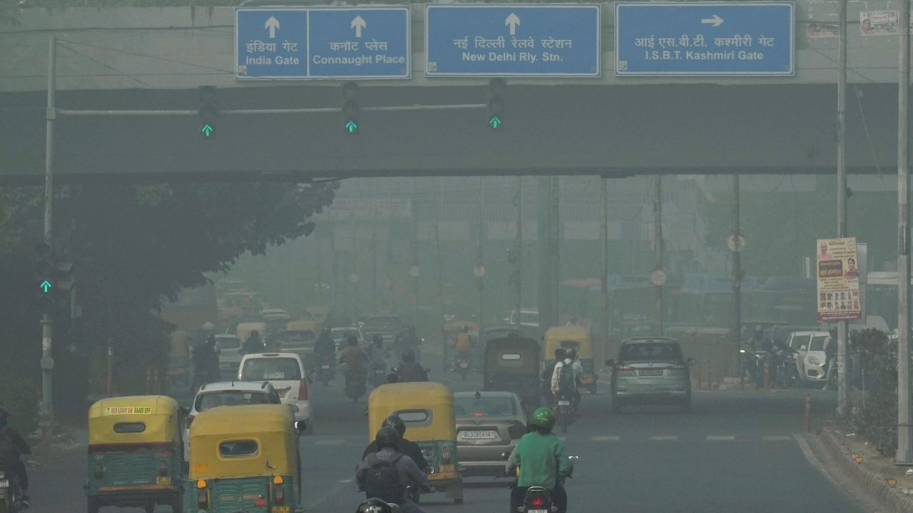 कोहरे की हो गई है शुरुआत, इन ड्राइविंग टिप्स को करें फॉलो, नहीं होगा नुकसान