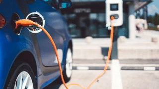 New EV Policy: विदेशी इलेक्ट्रिक कारों पर अब केवल 15% आयात शुल्क, लेकिन भारत में लगाना होगा प्लांट