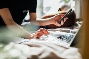 Laptop cleaning guide: महंगे सर्विस सेंटर की जरूरत नहीं, ऐसे चमकाएं अपना लैपटॉप कम खर्च में