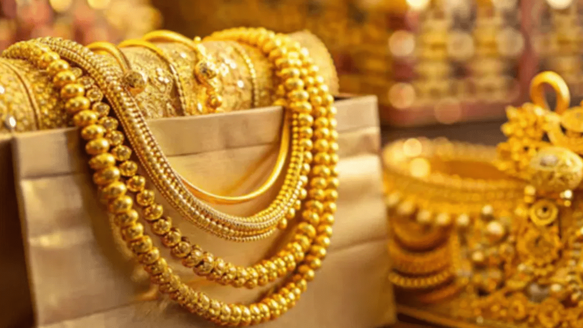 Gold Price: सोने की कीमत में फिर आई गिरावट, चांदी ने लगाई छलांग