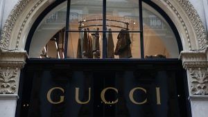 Gucci और Dior जैसे लग्जरी ब्रांन्ड ने बदला ट्रेंड, अब लाखों नहीं हजारों में खरीदे स्टाइलिश सामान