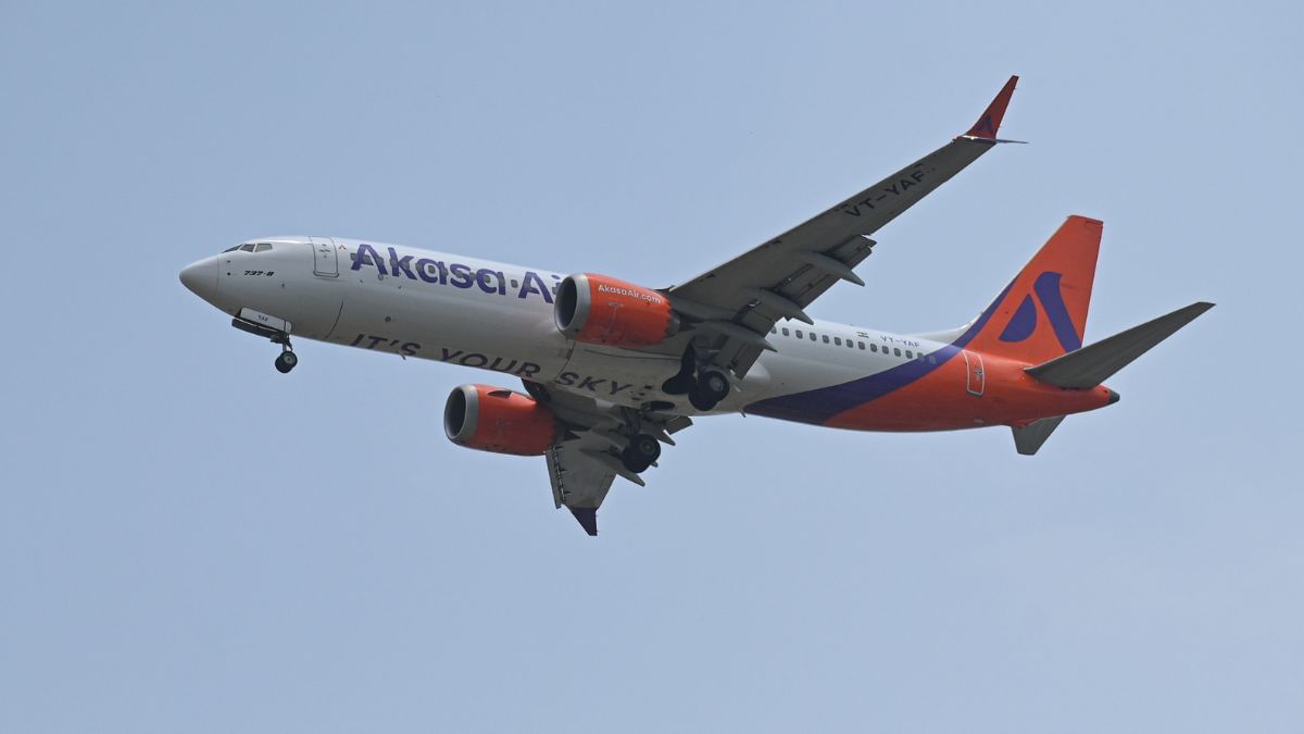 टिकट होने के बावजूद यात्रियों को फ्लाइट में बैठने से रोका, अब Akasa Air पर चला DGCA का डंडा टिकट होने के बावजूद यात्रियों को फ्लाइट में बैठने से रोका, अब Akasa Air पर चला DGCA का डंडा