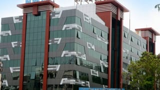 90 रुपये से सस्ता! NMDC ने बढ़ाई आयरन ओर की कीमतें, शेयर 52 वीक हाई के करीब; फोकस में रखें स्टॉक