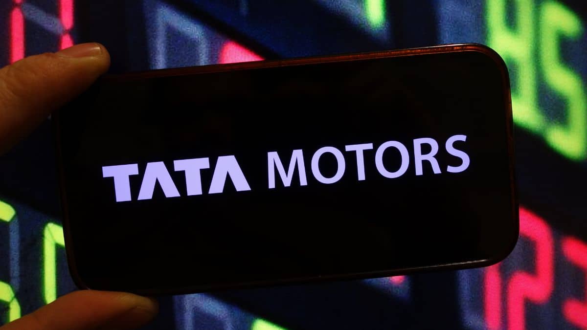 Tata Motors: हाइवे से कैसे नीचे उतर गया टाटा मोटर्स का शेयर, कौन से फैक्टर स्टॉक के लिए बने स्पीडब्रेकर? Tata Motors: हाइवे से कैसे नीचे उतर गया टाटा मोटर्स का शेयर, कौन से फैक्टर स्टॉक के लिए बने स्पीडब्रेकर?