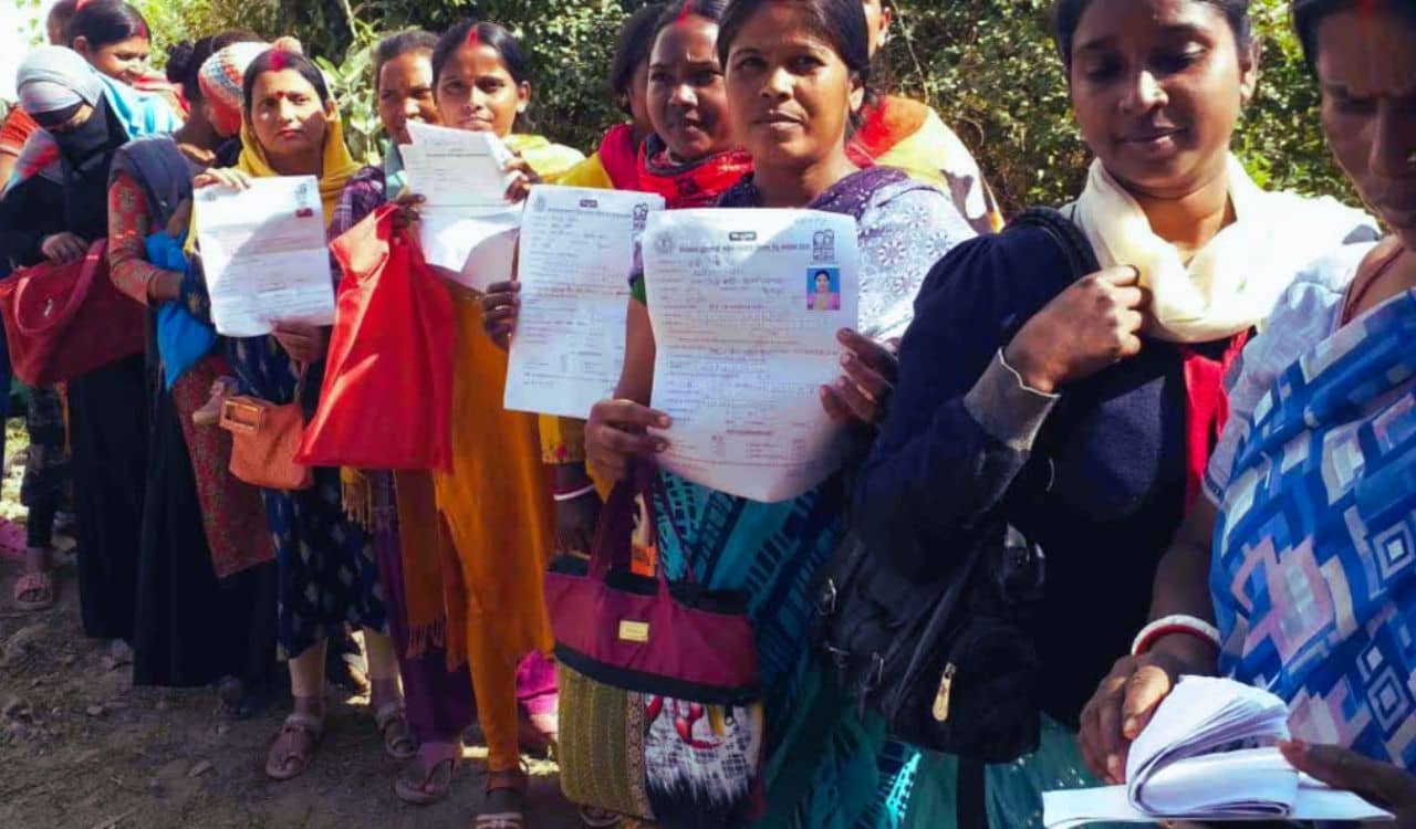 महिलाओं को सरकार हर महीने देती है 2500 रुपये, जानें कैसे उठाएं इसका फायदा महिलाओं को सरकार हर महीने देती है 2500 रुपये, जानें कैसे उठाएं इसका फायदा