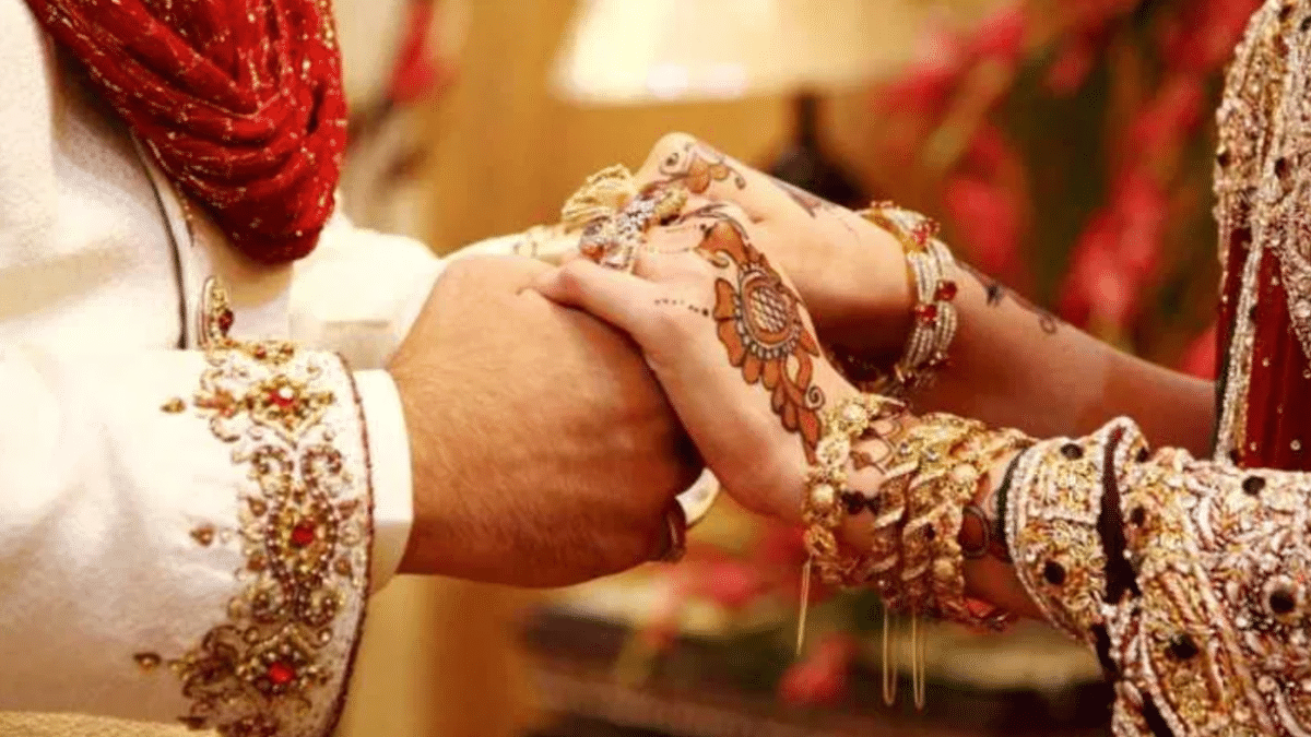 शादी करने पर 2.50 लाख रुपये दे रही है सरकार, जानें कैसे मिलेगा फायदा शादी करने पर 2.50 लाख रुपये दे रही है सरकार, जानें कैसे मिलेगा फायदा