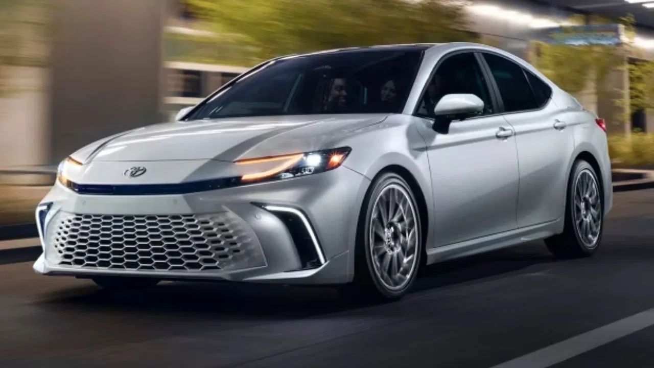 Toyota Camry शानदार लुक के साथ भारत में लॉन्च, जानिए क्या है कीमत Toyota Camry शानदार लुक के साथ भारत में लॉन्च, जानिए क्या है कीमत
