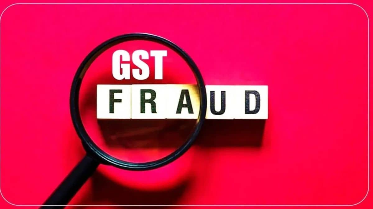 बेंगलुरु में 3,200 करोड़ रुपये की GST धोखाधड़ी का पर्दाफाश, 2 आरोपी गिरफ्तार; जानें पूरा मामला बेंगलुरु में 3,200 करोड़ रुपये की GST धोखाधड़ी का पर्दाफाश, 2 आरोपी गिरफ्तार; जानें पूरा मामला