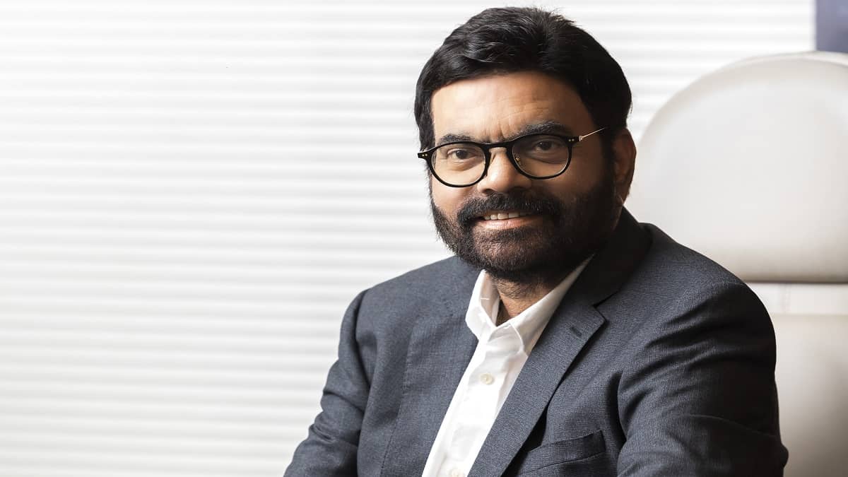 पिता थे किसान, अब 2000 लोगों को देते हैं रोजगार; जरूरतमंदों में पिछले साल बांटे 6 करोड़ पिता थे किसान, अब 2000 लोगों को देते हैं रोजगार; जरूरतमंदों में पिछले साल बांटे 6 करोड़