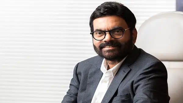 पिता थे किसान, अब 2000 लोगों को देते हैं रोजगार; जरूरतमंदों में पिछले साल बांटे 6 करोड़ पिता थे किसान, अब 2000 लोगों को देते हैं रोजगार; जरूरतमंदों में पिछले साल बांटे 6 करोड़