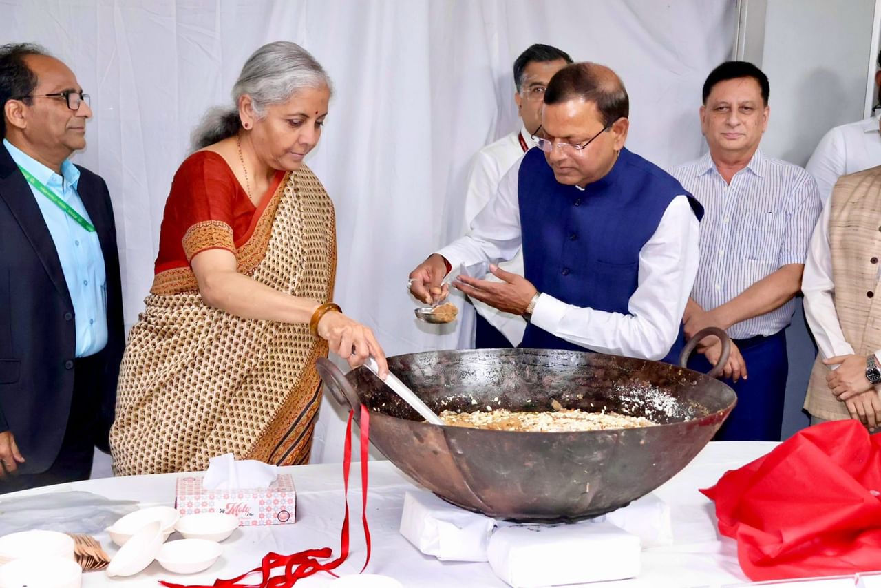 Budget 2025: हलवा सेरेमनी के साथ बजट का आगाज, नॉर्थब्लॉक के बेसमेंट में बंद हुए मंत्रालय के कर्मचारी Budget 2025: हलवा सेरेमनी के साथ बजट का आगाज, नॉर्थब्लॉक के बेसमेंट में बंद हुए मंत्रालय के कर्मचारी